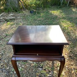 Vintage Wooden Queen Anne Style End Table 