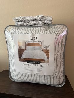 Darsee & David’s Full/Queen Comforter Set – $35