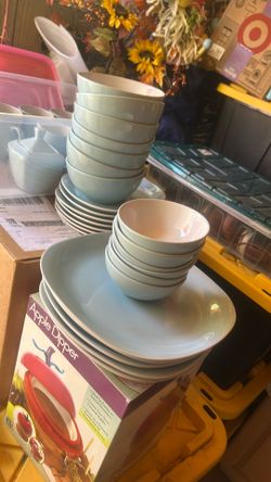 32 Piece Dining Set  By Thomson Pottery 4 Dinner Plates 6 Mugs 6 Small Cereal Bowl 7 Soup Bowls 1 Serving Plate  7 Salad Plates Sugar Container