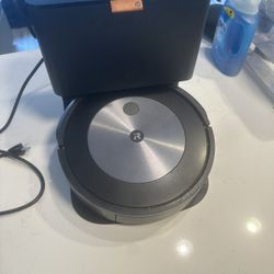 iRobot Roomba J7+ Robot Vacuum with Clean Base (Self-Emptying)
