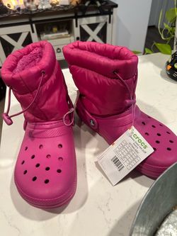 NEW  Girls Crocs bright pink size 4 snow boots