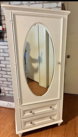 Mueble medidas son 63 de alto 28 de ancho y de adentro  18 de ondo