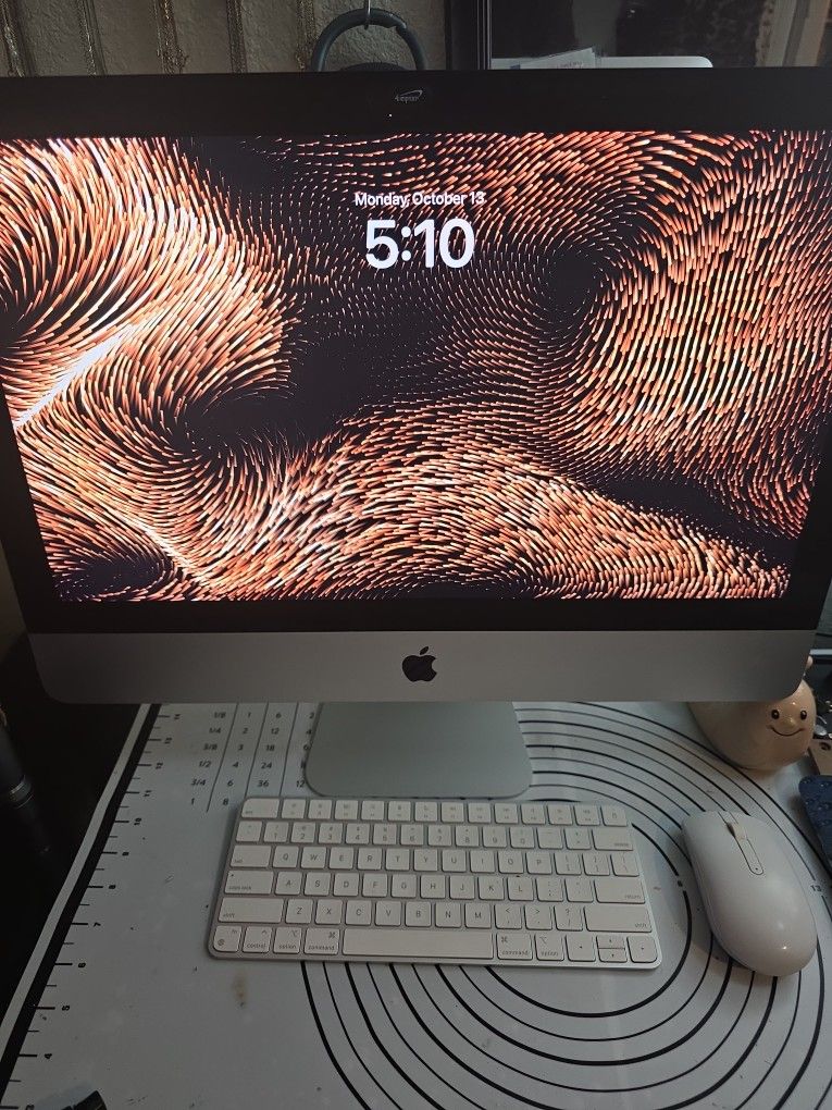 2020 iMac 1tb SSD 8g Ram 21.3 Inch / Apple Magic Keyboard