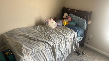 Twin size bed