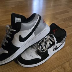 Kids Jordan 1 Low SE (Size 6)