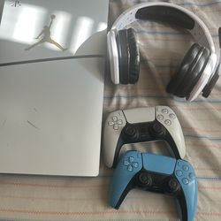 Comes with 2 controllers in mic in good condition
