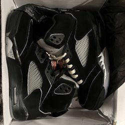 Selling jordan 5 metallics 