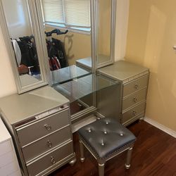 Queen Bed And Vanity Set