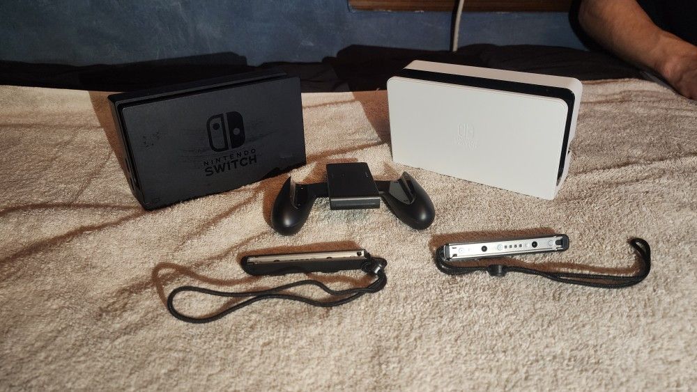 2x Nintendo Switch docking stations w/ no cables