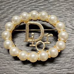 Designer Brooch With Pearls 