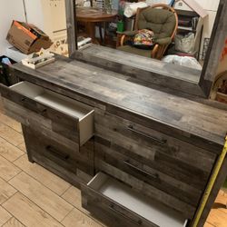 Dresser And Queen Bed 