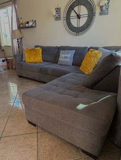 Perfect condition gray Ashley’s sectional couch !!