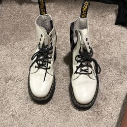 WHITE Dr MARTENS (JADON BOOT SMOOTH LEATHER PLATFORMS)
