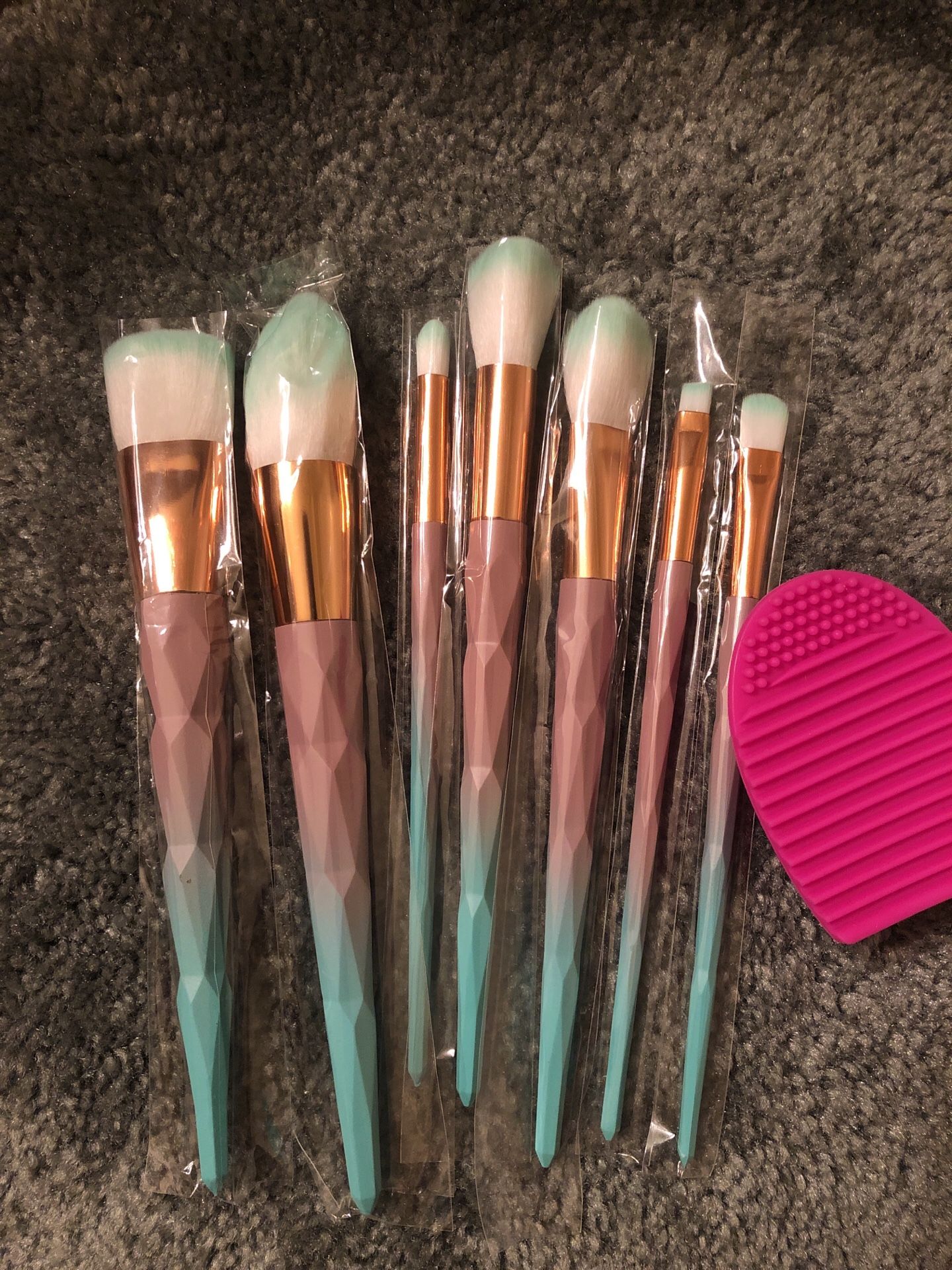 Makeup brush set of 7 with cleaner