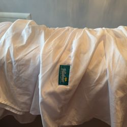 White Crib Bed Skirt - Like New 🧸