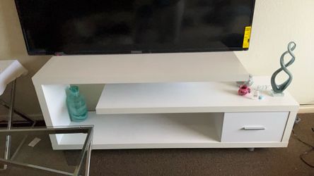 Entertainment center/tv stand