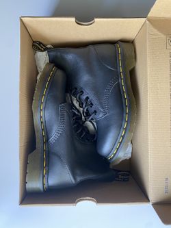 Dr. Martens Pascal Women’s Size 7 Brand New. Never Worn. 