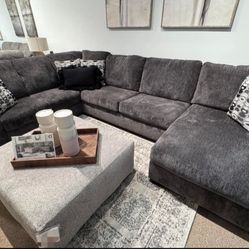 Brand New/Black Oversized Sectional, Seccional, Couch// Delivery Available 