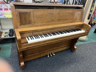 Piano- Everett Studio With Delivery 