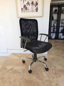 Black Mesh Back Office Chair with Wheels and hydraulic lift