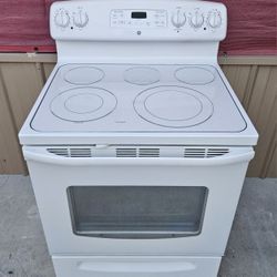 🔆🇺🇸☆GE☆🇺🇸🔆 White GlassTop Stove in Great Condition 

