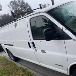 2006 White Chevy Van 2500