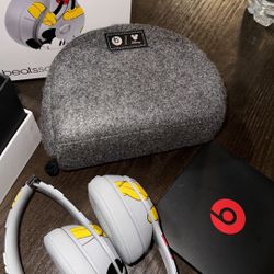 Beats Solo3 Wireless On-Ear Headphones - Apple W1 Headphone Chip, Class 1 Bluetooth, 40 Hours Of Listening Time - Mickey's 90th Anniversary Edition - 