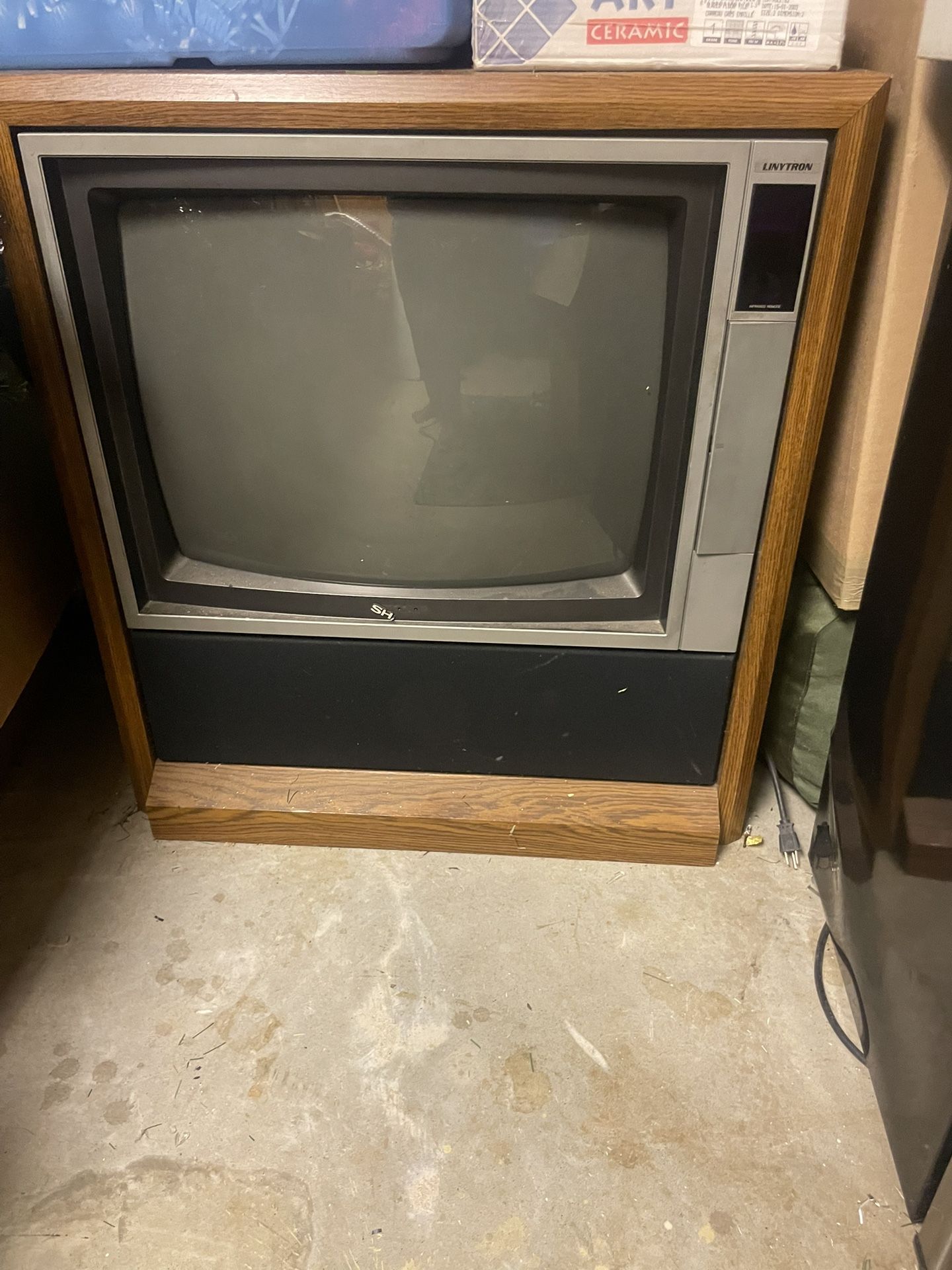 Floor Model Tv