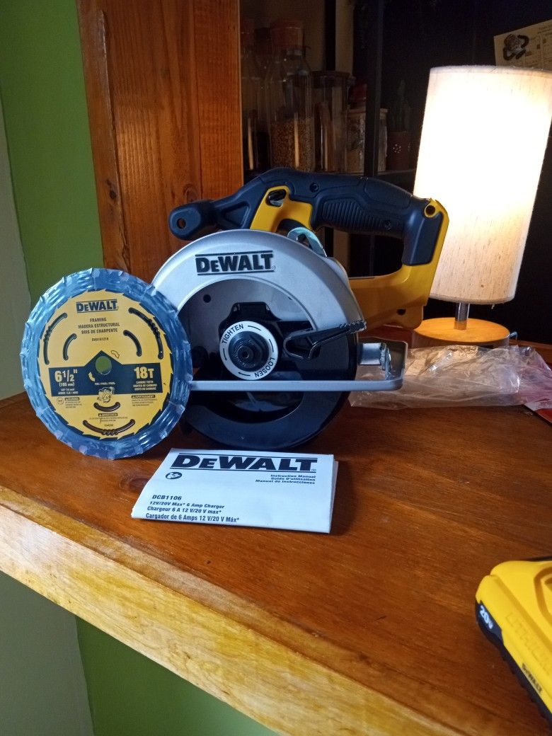 DeWalt. 20v Max. New Circular Saw. 6 1/2". W Blade