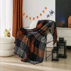 Halloween Cozy Plush Plaid Print Throw Blanket, 50 in x 60 in. Halloween home Decor đâ¨ď¸đ§Ą