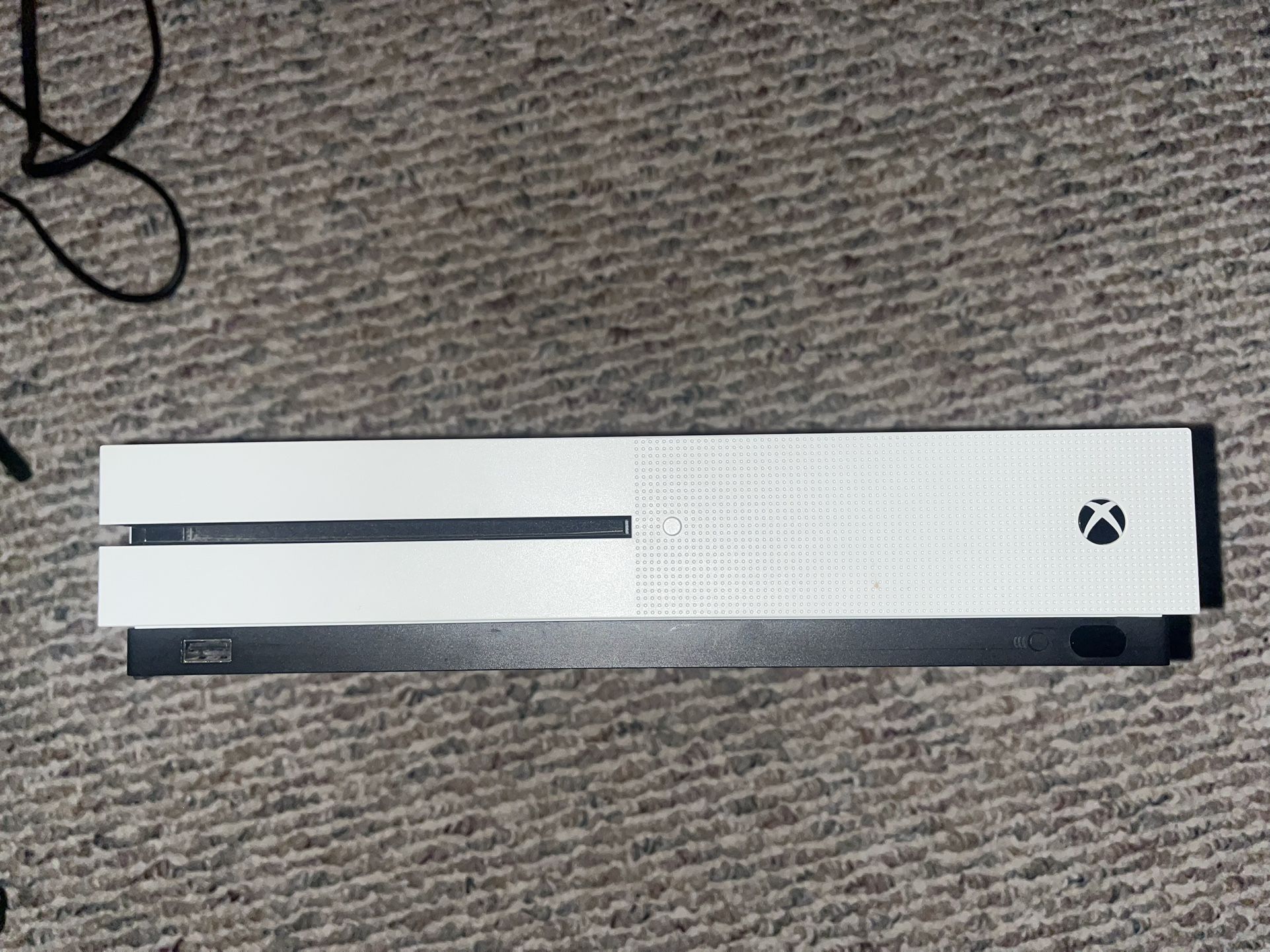 Xbox One S + 2 Controllers