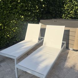 Set of 4 Outdoor Chaise Lounge Chairs – Like New