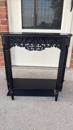 Black table with leaf engrained design