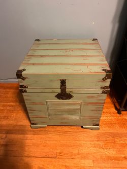 Chest for decor and storage