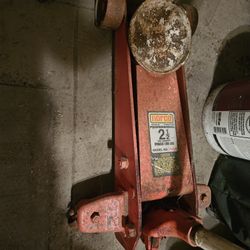NORCO Hydraulic Floor Jack - 2 1/4 Ton