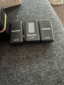 NEEWER CM28 wireless lavalier microphone system