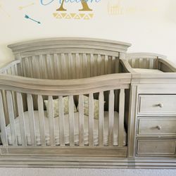 Sorelle Baby Crib With Changing Table. 3 Drawers and Extra Storage Space. Mattress Included