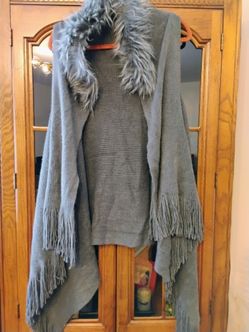 Fur sweater vest with fringes in charcoal color