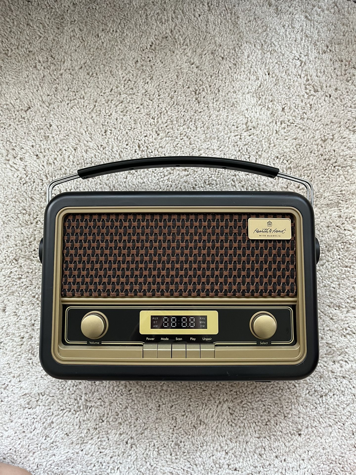 Like New Vintage FM/AM Radio with Bluetooth Portable Speaker