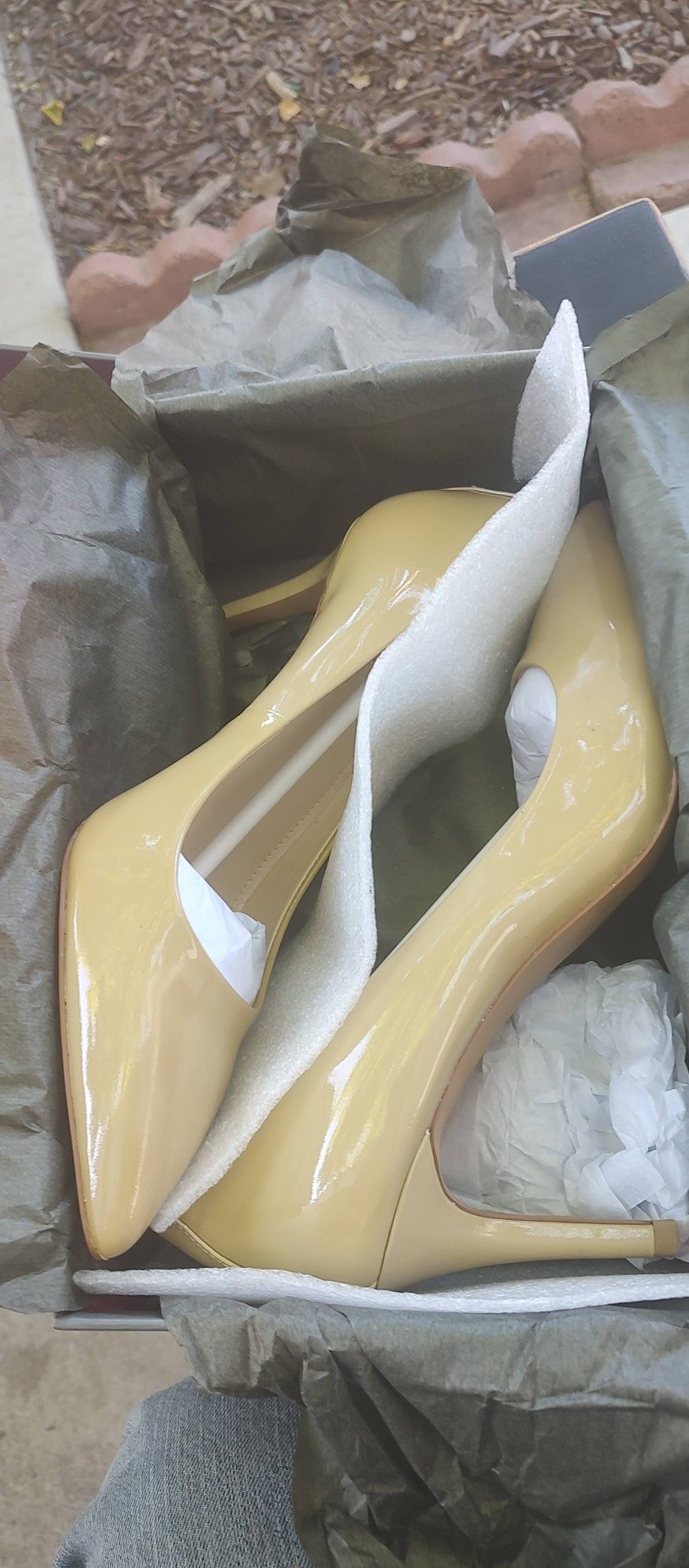 Camuto Caprita Women's Cream Pumps
Vince 9.5