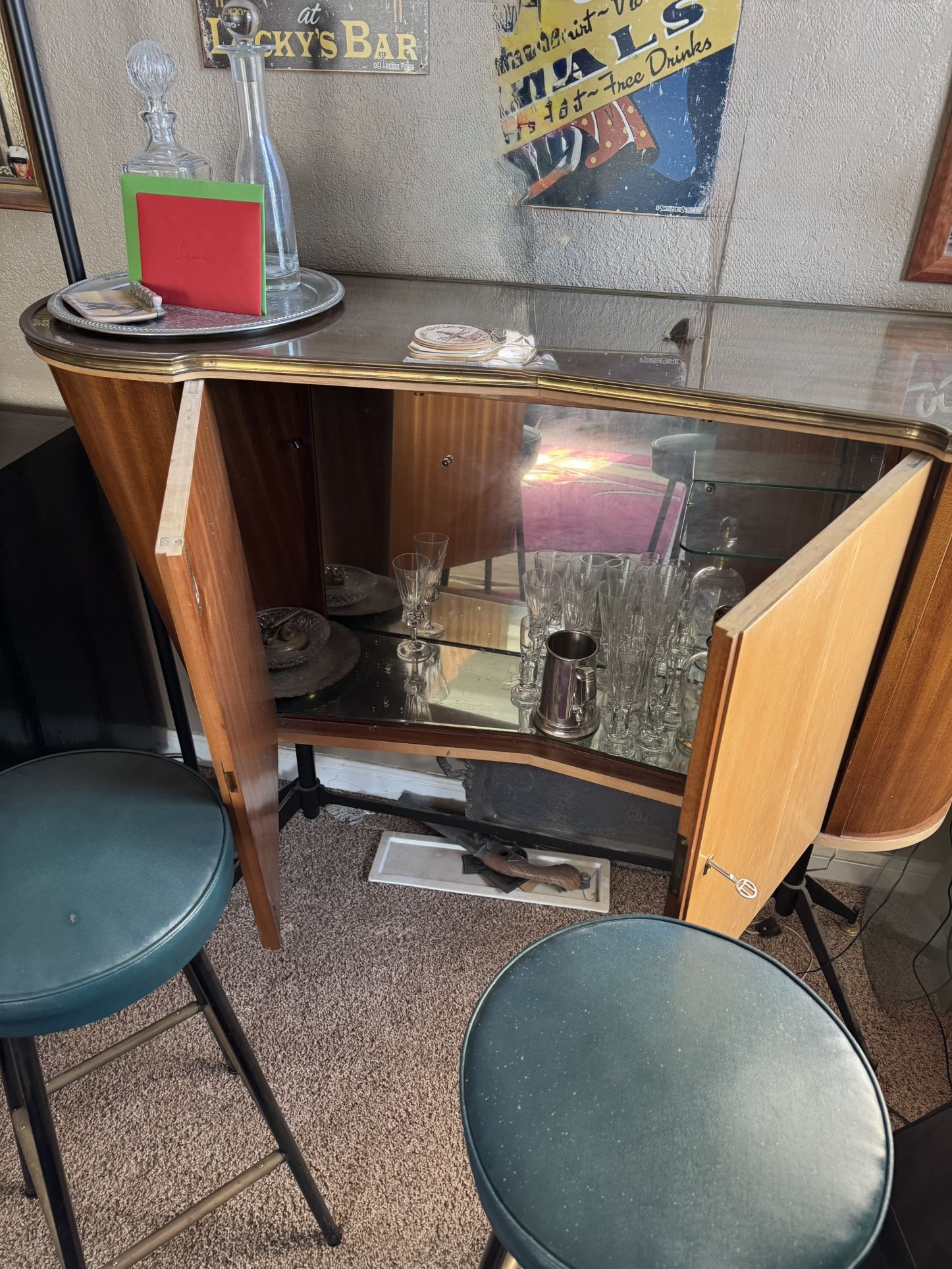 Antique House Bar With 2 Stools
