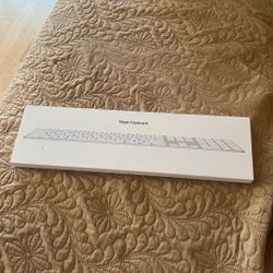 Apple - Magic Keyboard full size with Numeric Keypad (Lightning Port) - Silver/White 