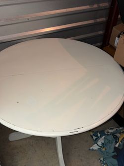 White round table with 4 chairs
