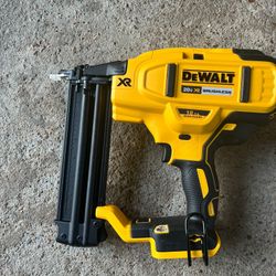 DEWALT 20V MAX XR Lithium-Ion Electric Cordless 18-Gauge Brad Nailer(Tool Only) PRECIO FIRME👉$185