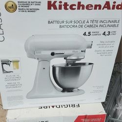NEW KitchenAid Classic Series 4.5-Quart Tilt-Head Stand Mixer - White