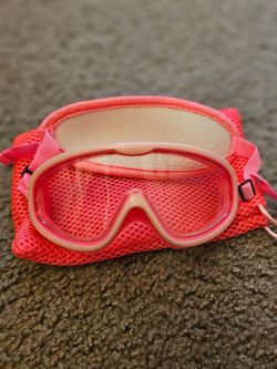 Swimming goggles and floaty