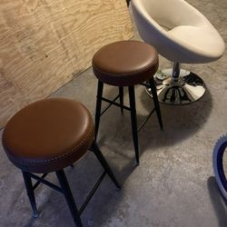2 stores and 1 decorative chair