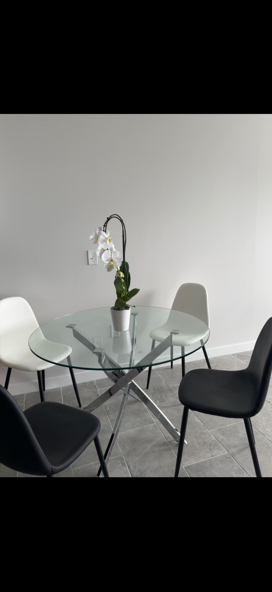 Havana Glass 43 Inch Round Table With Chrome Legs And Four Chairs