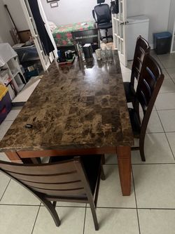 Table  with 4 chairs