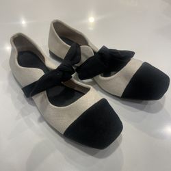 Women’s Black And White Ballet Flat With Bow tie Size 39/8 US